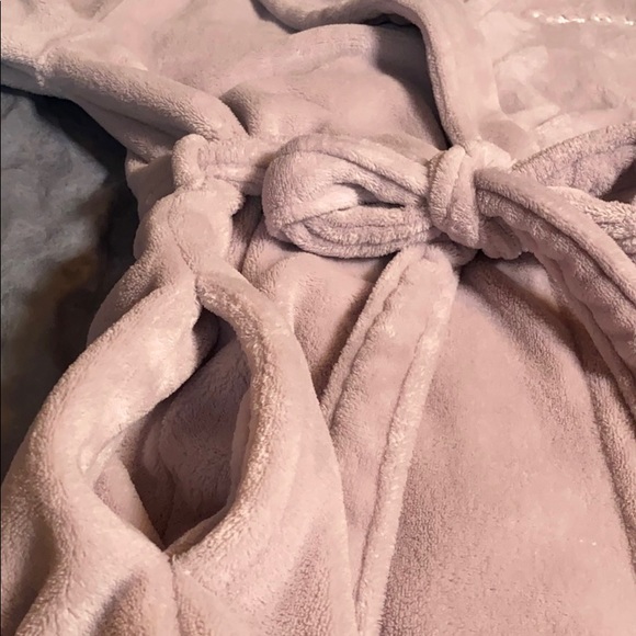 ❌SOLD❌ - Calvin Klein Long Sleeve Plush Robe - Picture 15 of 16